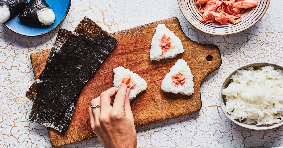 Three easy steps to make Onigiri with a rice cooker